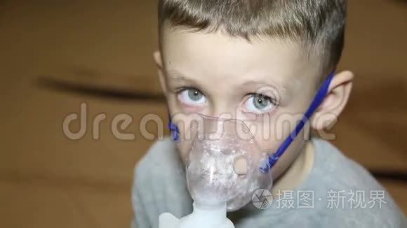 一个寒冷的男孩在吸入器里呼吸视频