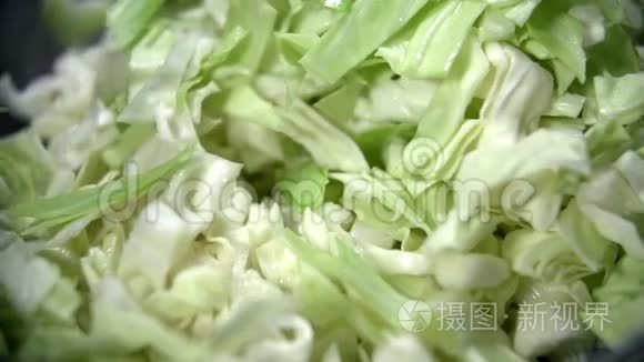 一小块卷心菜掉进菜里视频