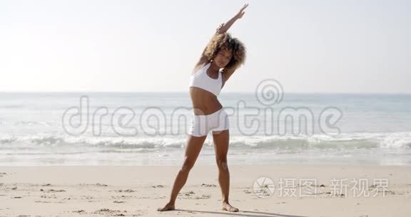 沙滩上的运动女孩热身户外活动视频