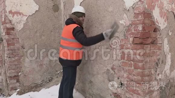 在旧墙附近使用磨具建造视频