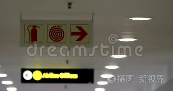 机场航站楼的指示标志视频
