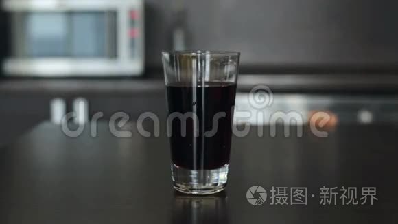 小女孩拿不到杯子里的果汁视频