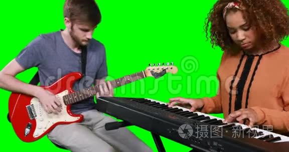 音乐家弹钢琴和吉他视频