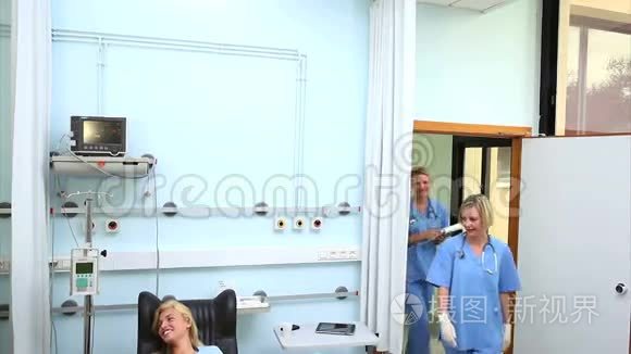 护士照顾病人视频