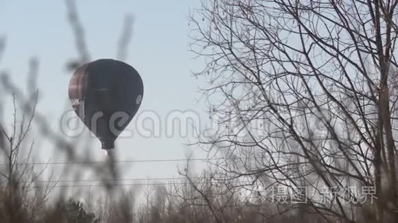 热气球在蓝天冬景中飞翔视频