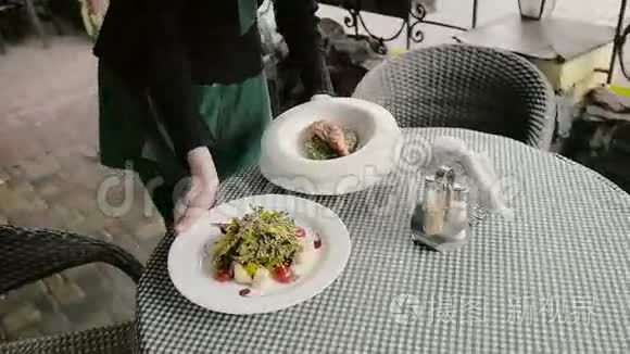 街上的一家咖啡馆里有菜的桌子视频