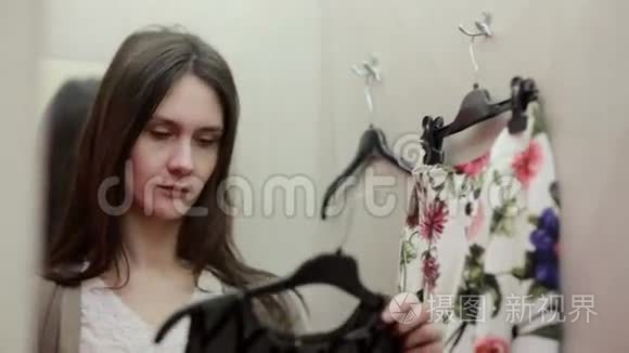 漂亮的女孩在试衣间试穿衣服视频