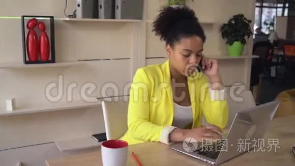 多文化女性坐在工作场所视频