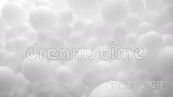 很多白色气球系在一起视频