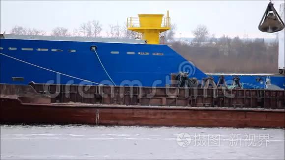 从驳船到运输船在水上装载煤炭视频