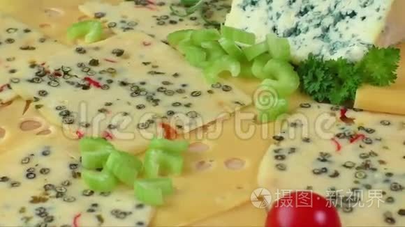 切割板上各种奶酪视频