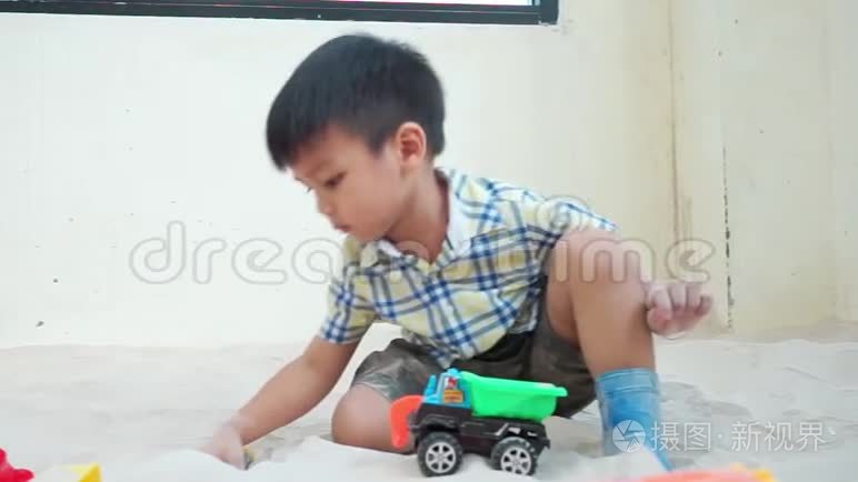 男孩在沙箱里玩教育玩具视频