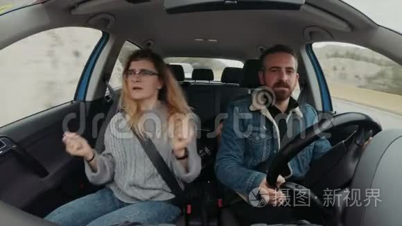 可爱的时髦夫妇开车去旅行视频