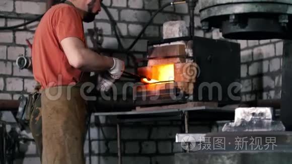 铁匠把火金属的细节视频