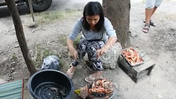 泰国妇女在户外烹饪烤虾或大虾视频
