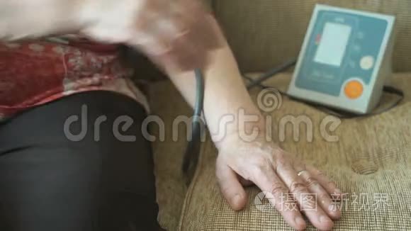 女人用血压计测量动脉压力视频