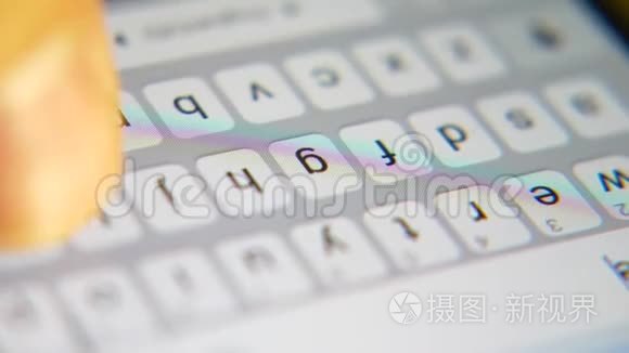 上网在智能手机上冲浪。 搜索信息和新闻