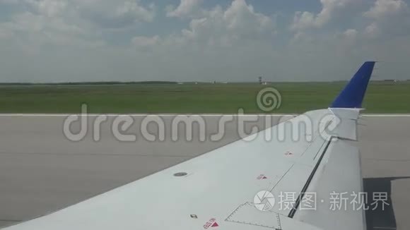飞机从跑道起飞视频