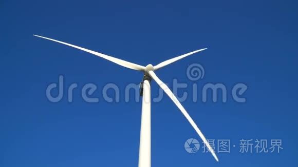 天空背景上的白色风力涡轮机视频