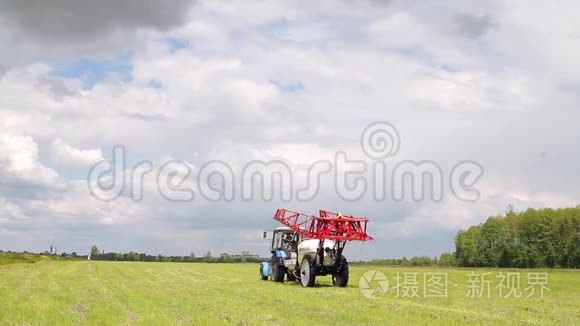 拖拉机用化肥喷洒农田视频