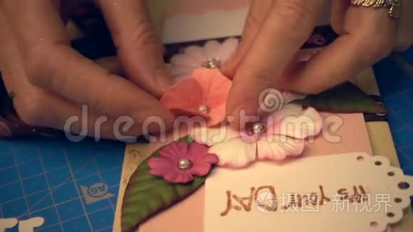 女人手在做剪贴簿的节日明信片视频