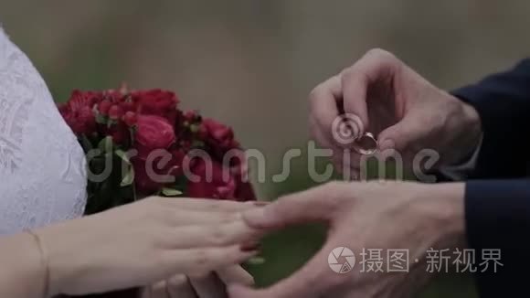 年轻人手上的结婚戒指视频