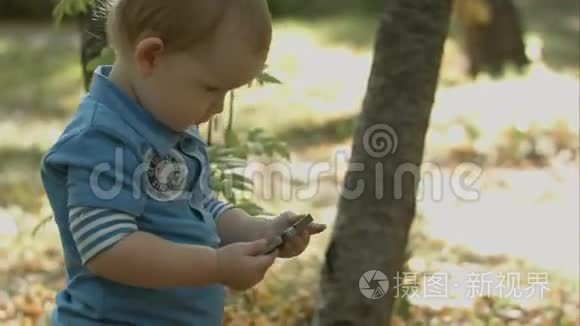 可爱的宝宝在智能手机上看卡通视频