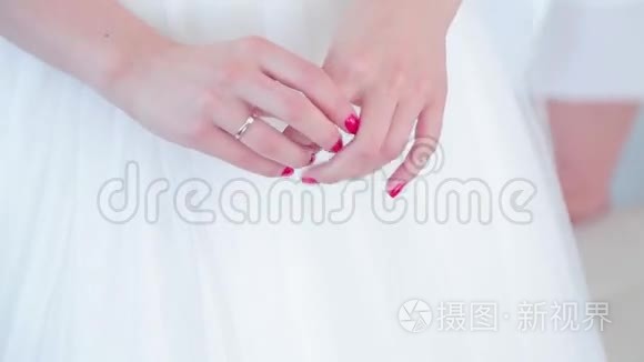 新娘用红色指甲紧张的手视频