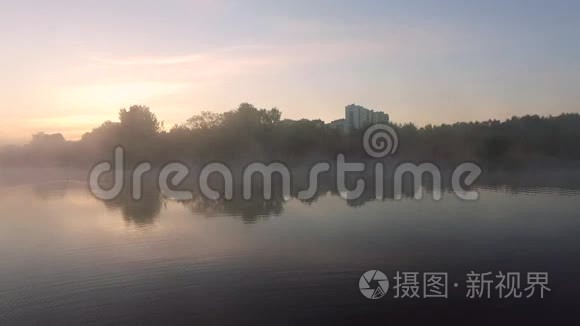 黎明时分城市公园和附近的湖泊视频