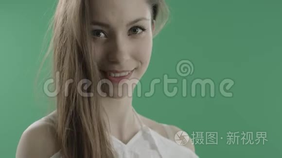 年轻迷人的绿色环保女人视频