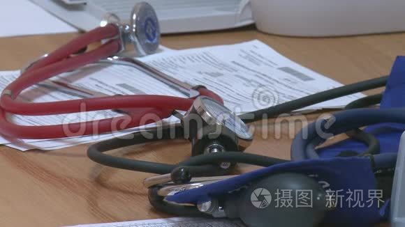 医院门诊男性病人的心脏检查视频