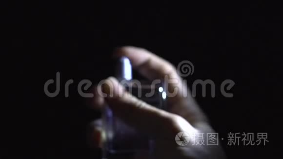 香水喷洒在相机视频与声音视频