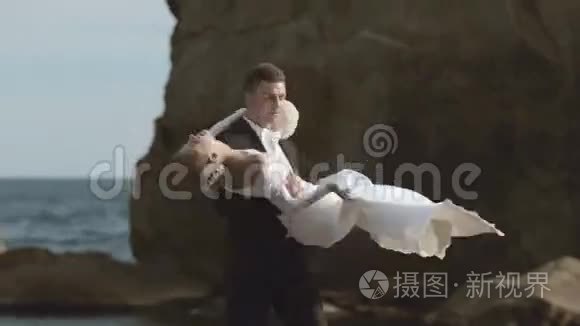 新郎把新娘抱在怀里跳舞视频