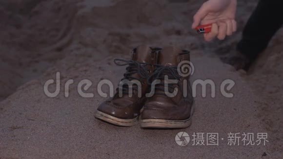 在海边的沙滩上点燃鞋子视频