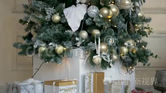 节日圣诞树在装饰好的房间里视频
