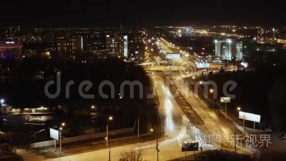 城市交通在夜间，时间流逝。 汽车在路上行驶得很快