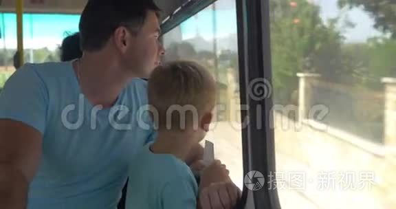 父亲和小儿子乘公共汽车旅行视频
