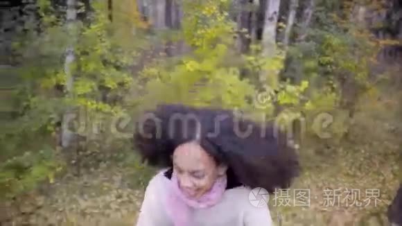 快乐的青少年用伞打树叶的雨视频
