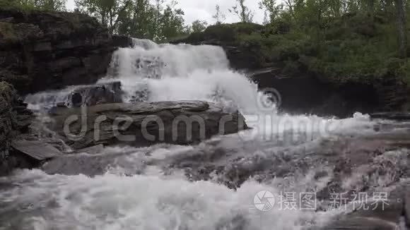 雄伟的淡水山瀑布在荒野深处视频