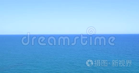 平静的海水和蓝天