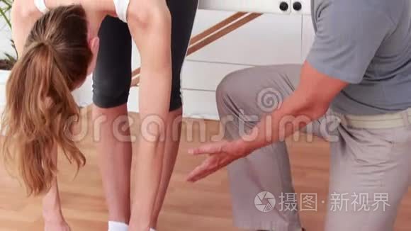 理疗师检查病人的灵活性视频