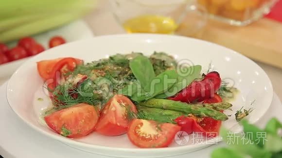 蔬菜和芥末烤鱼片视频