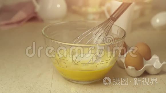 厨师把牛奶倒入搅拌好的鸡蛋上视频