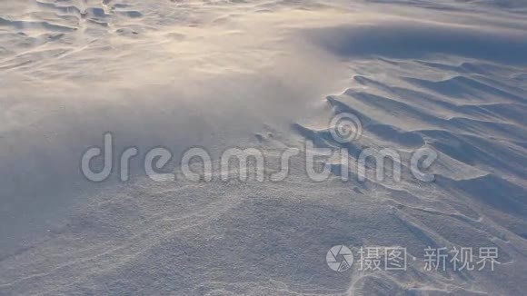 暮雪冻江背景下的暴雪视频