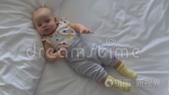 有活力的女婴在家睡觉视频