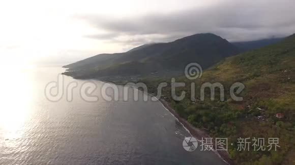 热带岛屿火山气射视频