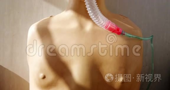 假病人戴氧气面罩模拟人体模型视频
