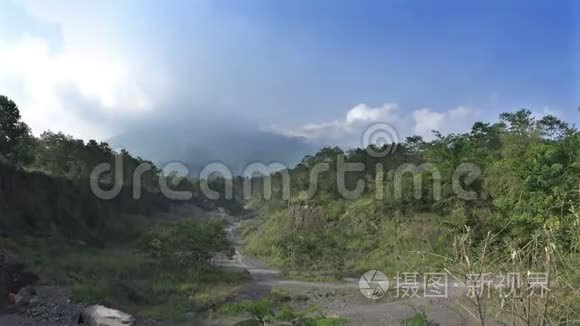 默拉皮山，古农默拉皮，印度尼西亚和爪哇的火山，是一个活动的平流层火山，位于