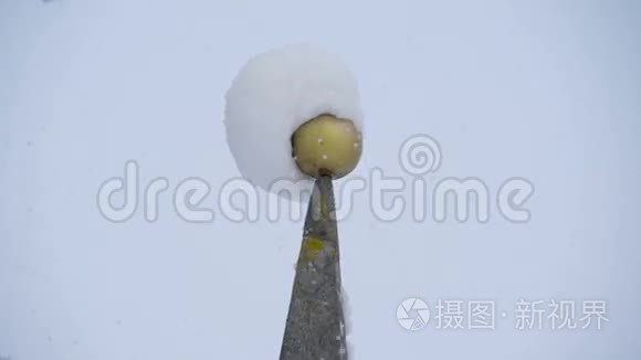 庄园篱笆上覆盖着厚厚的雪视频