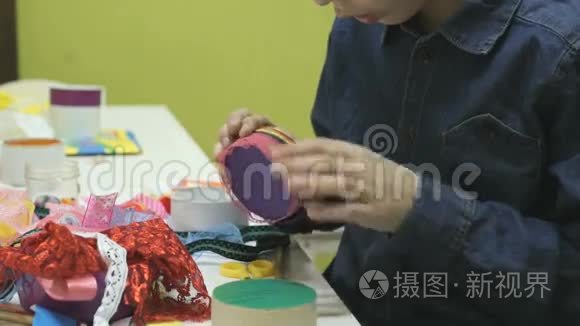 小男孩用纸板做工艺品玩具视频